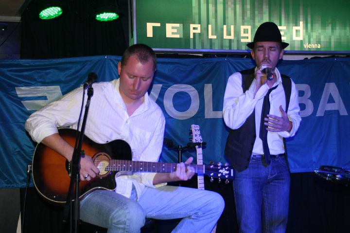 2008-11-28 M3_live at replugged 093.jpg
